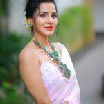 Ashu Reddy Instagram – So beautiful.. so elegant..!!🤩💖 #ashureddy #DiwaliLook  #Diwali2023 #celebratelife 

Saree – @neerusindia  Hairstylist – @hairstylistravi 💯
Photographer – @naveen_photography_official ⭐️