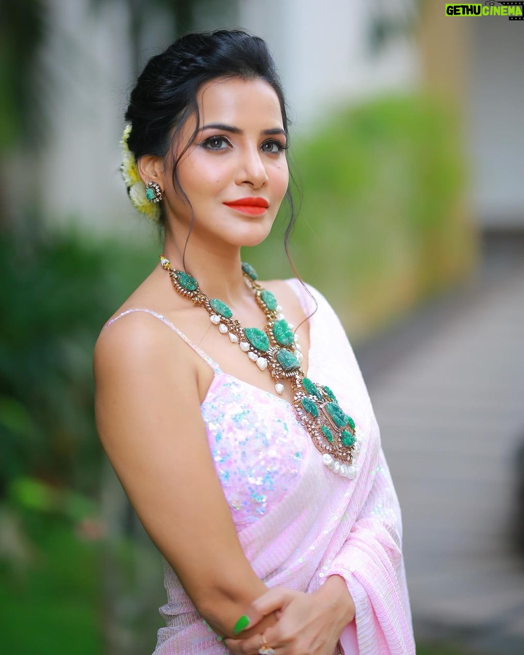 Ashu Reddy Instagram - So beautiful.. so elegant..!!π€©π #ashureddy #DiwaliLook #Diwali2023 #celebratelife Saree - @neerusindia Hairstylist - @hairstylistravi π― Photographer - @naveen_photography_official βοΈ