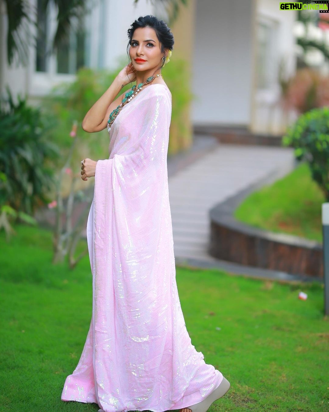 Ashu Reddy Instagram - So beautiful.. so elegant..!!π€©π #ashureddy #DiwaliLook #Diwali2023 #celebratelife Saree - @neerusindia Hairstylist - @hairstylistravi π― Photographer - @naveen_photography_official βοΈ