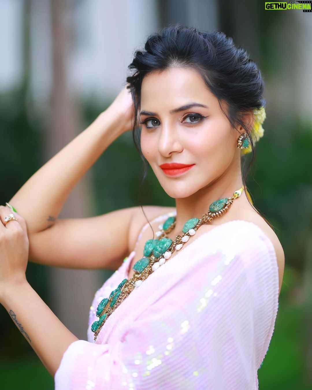 Ashu Reddy Instagram - So beautiful.. so elegant..!!π€©π #ashureddy #DiwaliLook #Diwali2023 #celebratelife Saree - @neerusindia Hairstylist - @hairstylistravi π― Photographer - @naveen_photography_official βοΈ