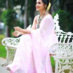 Ashu Reddy Instagram – So beautiful.. so elegant..!!π€©π #ashureddy #DiwaliLook #Diwali2023 #celebratelife
Saree – @neerusindia Hairstylist – @hairstylistravi π―
Photographer – @naveen_photography_official βοΈ
