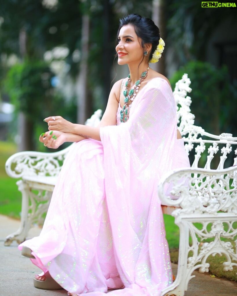Ashu Reddy Instagram - So beautiful.. so elegant..!!🤩💖 #ashureddy #DiwaliLook #Diwali2023 #celebratelife Saree - @neerusindia Hairstylist - @hairstylistravi 💯 Photographer - @naveen_photography_official ⭐️