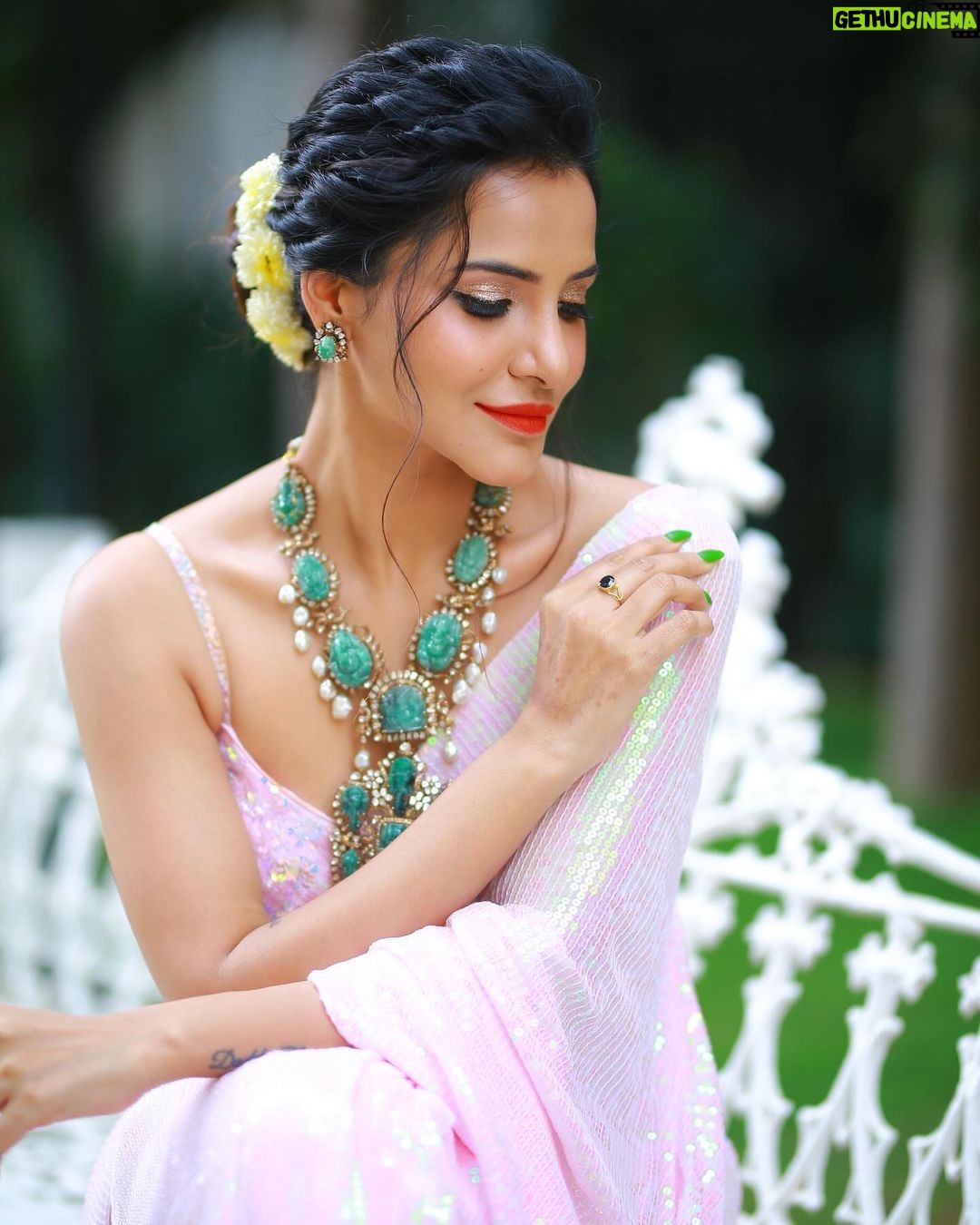 Ashu Reddy Instagram - So beautiful.. so elegant..!!π€©π #ashureddy #DiwaliLook #Diwali2023 #celebratelife Saree - @neerusindia Hairstylist - @hairstylistravi π― Photographer - @naveen_photography_official βοΈ