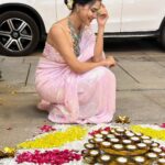 Ashu Reddy Instagram – So beautiful.. so elegant..!!π€©π #ashureddy #DiwaliLook #Diwali2023 #celebratelife
Saree – @neerusindia Hairstylist – @hairstylistravi π―
Photographer – @naveen_photography_official βοΈ