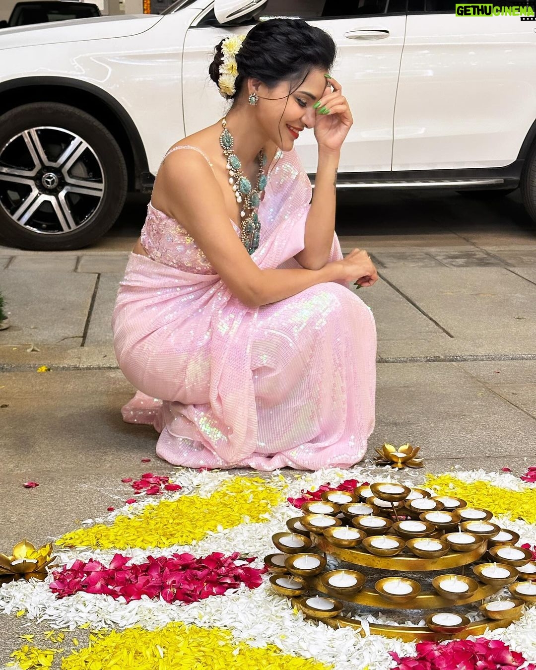 Ashu Reddy Instagram - So beautiful.. so elegant..!!π€©π #ashureddy #DiwaliLook #Diwali2023 #celebratelife Saree - @neerusindia Hairstylist - @hairstylistravi π― Photographer - @naveen_photography_official βοΈ