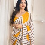 Ashu Reddy Instagram – Hello yellow!βοΈπ #ashureddy #sareefeels #shootmode #yevam #comingsoon #worklife
