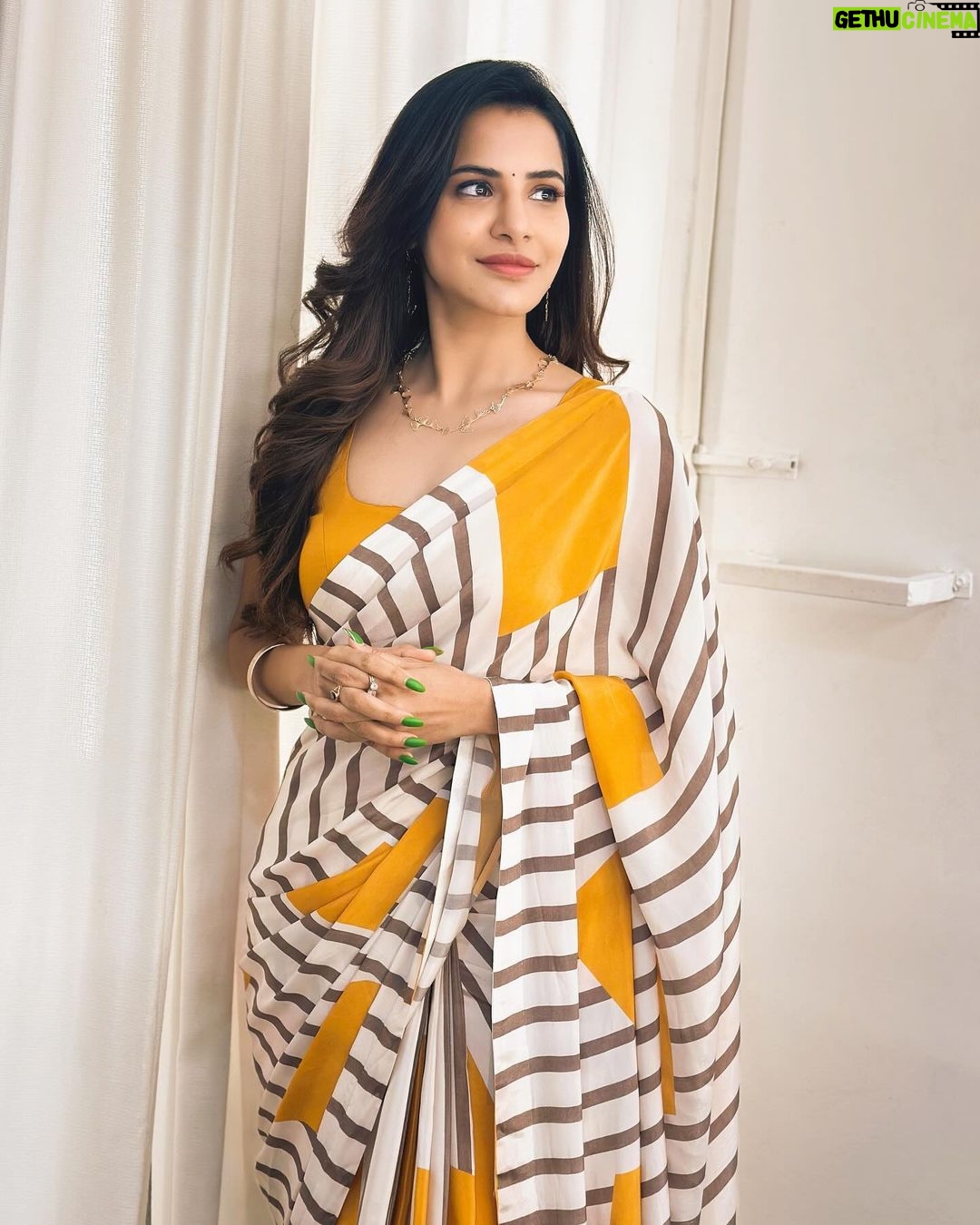 Ashu Reddy Instagram - Hello yellow!⭐️💛 #ashureddy #sareefeels #shootmode #yevam #comingsoon #worklife