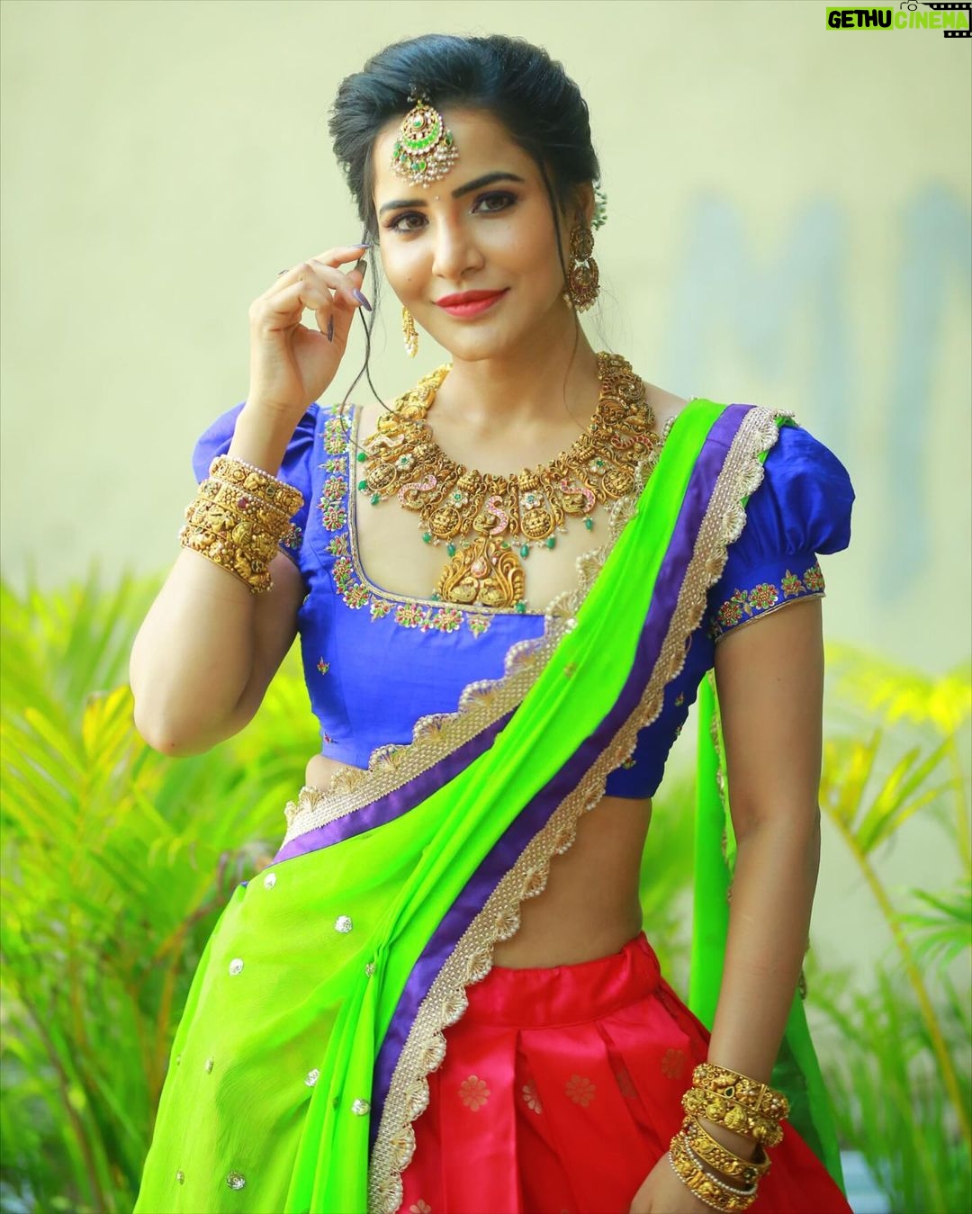 Ashu Reddy Instagram - For hosting, Poola Panduga Batukamma 😍❤️ Dont miss it this Sunday, October 15th, 7PM only on ETV!! @etvtelugu2708 @gnapikaentertainments Outfit - @varahi_artstudio Bridal Jewelery - @vegasri_goldanddiamonds Hair - @hairstylistravi Photographer - @naveen_photography_official