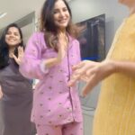 Ashu Reddy Instagram - Mee intlo current undha🤣 finally made my mom do a reel with me😝 #ashureddy #mommydance #currentunteneveluguuntadi 🤣 #myrecentfav 🥲💯 @