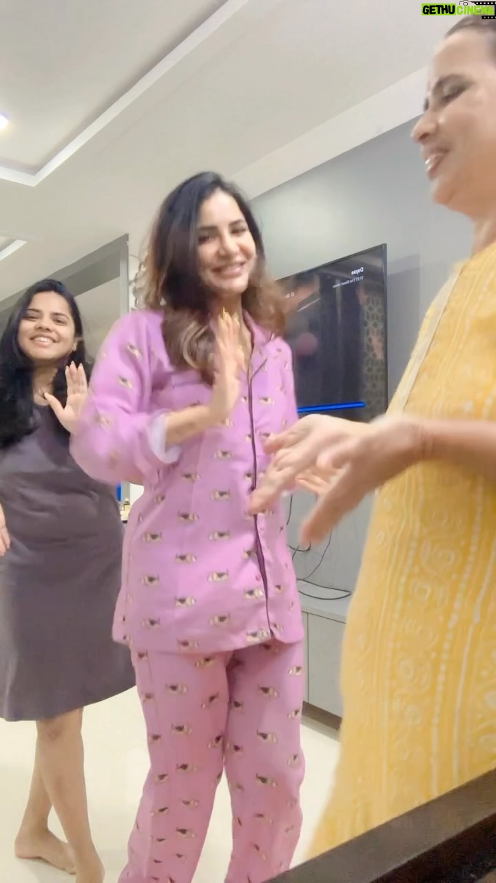 Ashu Reddy Instagram - Mee intlo current undha🤣 finally made my mom do a reel with me😝 #ashureddy #mommydance #currentunteneveluguuntadi 🤣 #myrecentfav 🥲💯 @