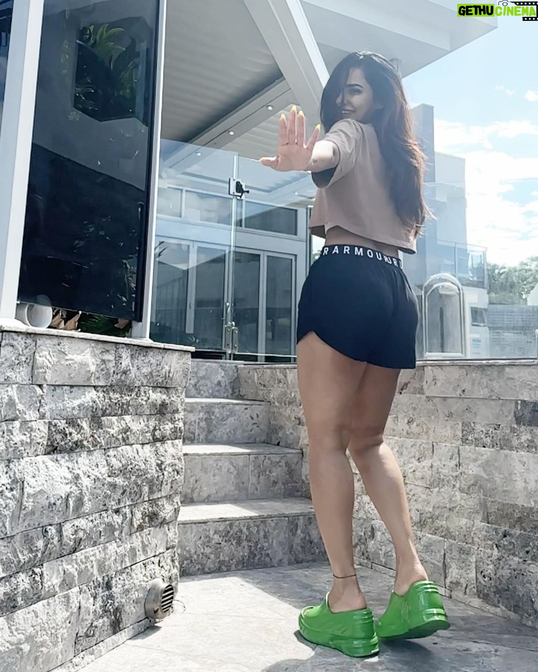 Ashu Reddy Instagram - Talk to my hand 🤚🏻 #ashureddy #mondayvibes #nobacktalks #beyou #bedifferentbabe👑💎❤️ Hyderabad