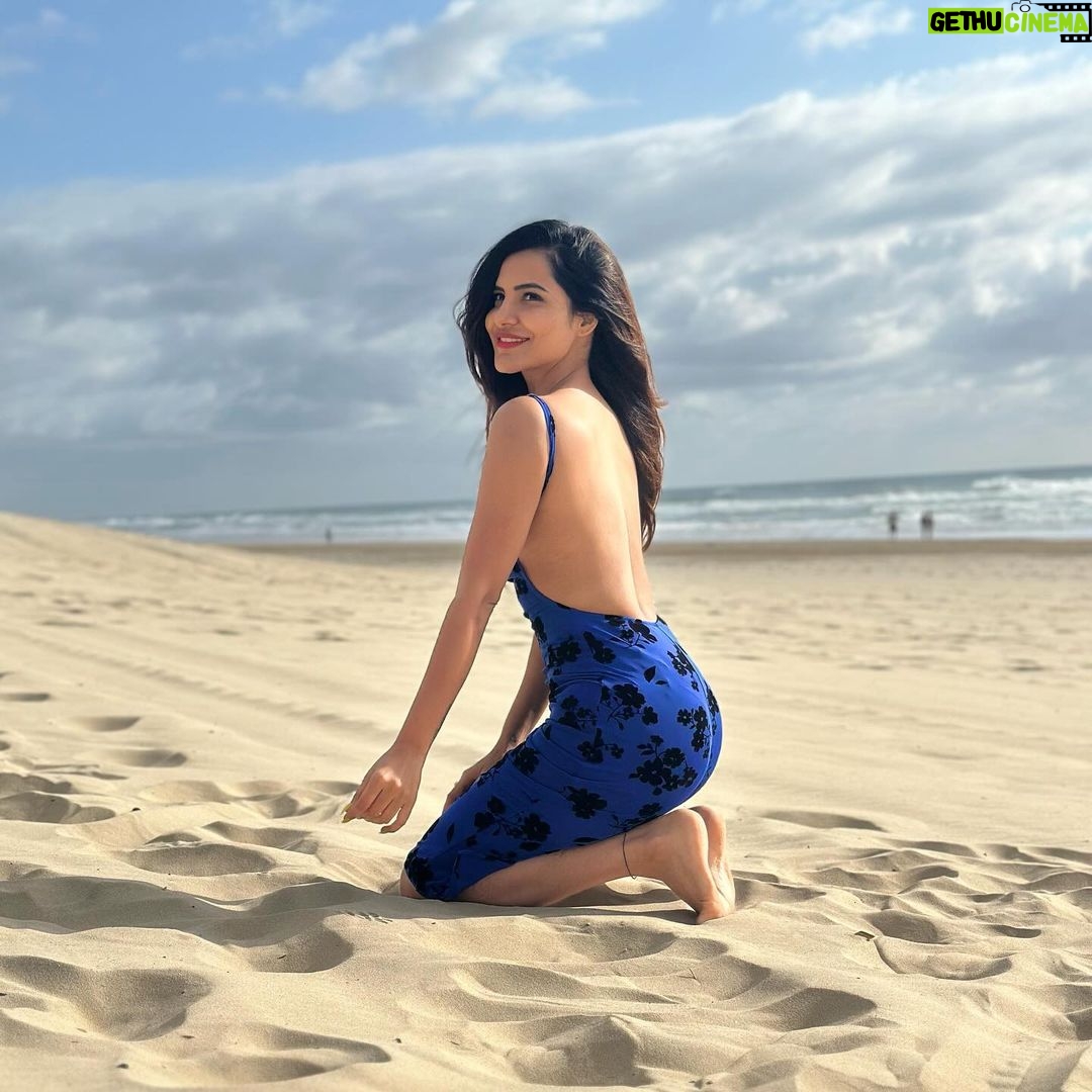 Ashu Reddy Instagram - Imma beach babe 🩵❤️ #ashureddy #beachvibes #bluesea #whitesands #australia #lovethisplace #nofilter Surfers Paradise, Queensland