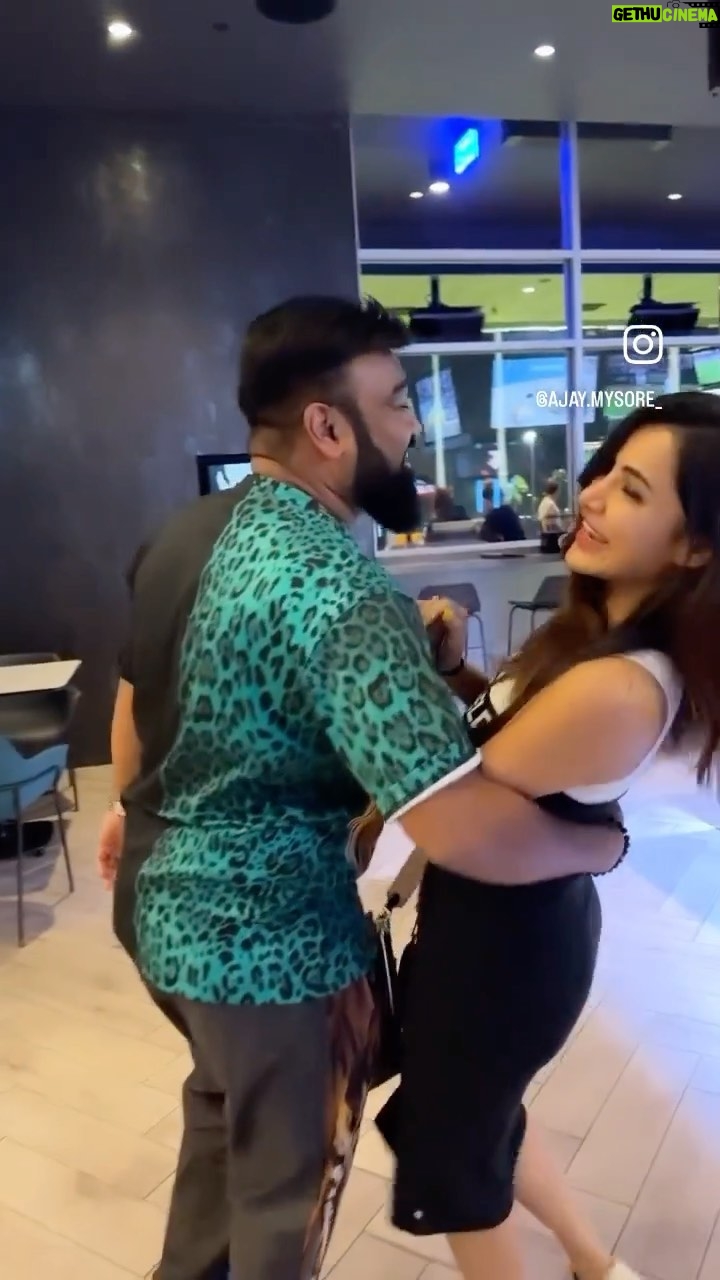 Ashu Reddy Instagram - I AM STILL WAITING FOR THE ANSWER @ashu_uuu …Thanks for your lovely gesture and visiting Australia again . #bollywood #aamirkhan #reels #trending #brisbane #topgolf #golf #telugu #tollywood