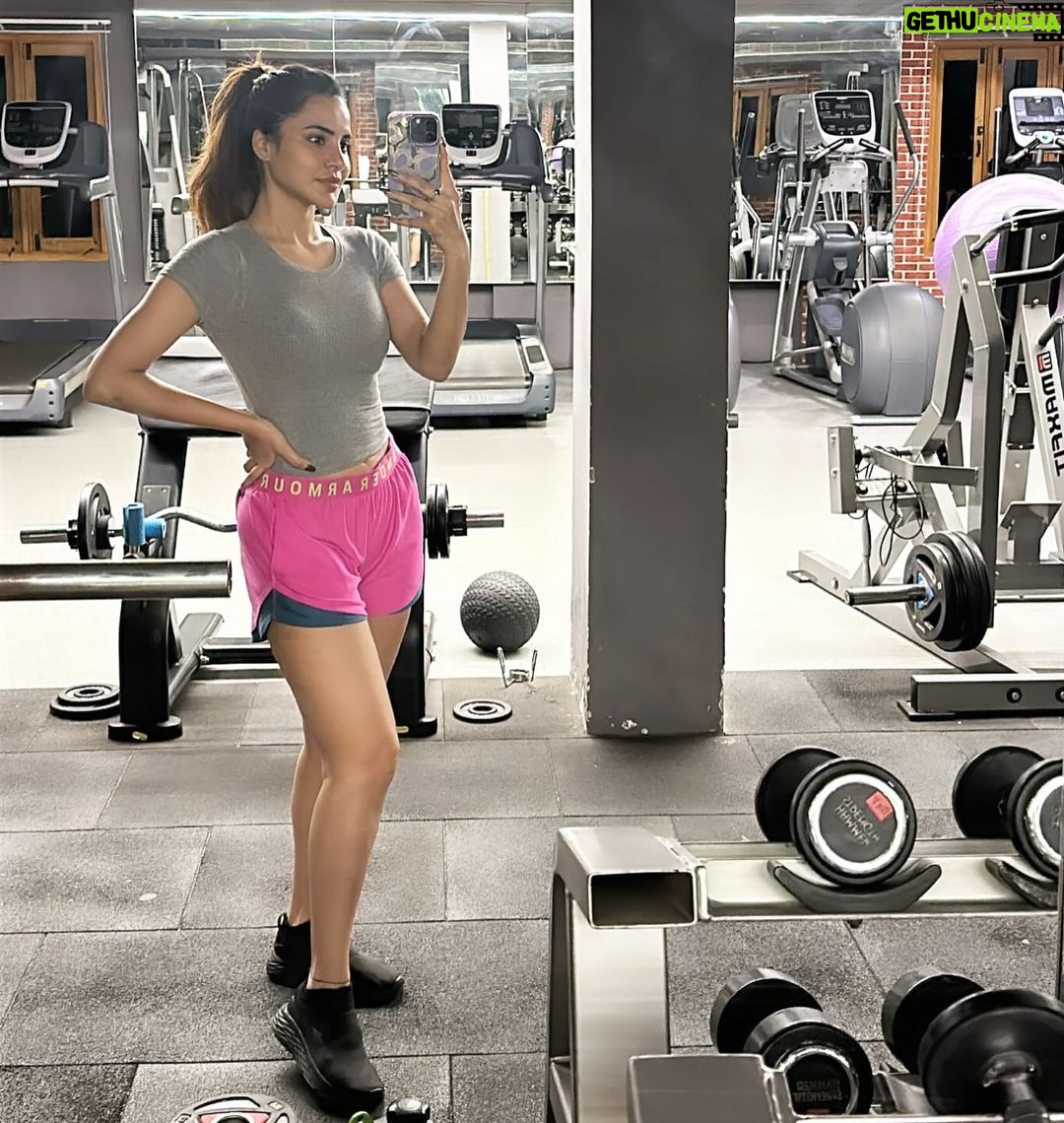 Ashu Reddy Instagram - Loading a better version of me!!🔥❤️ #ashureddy #trainharder #workhard #workouteveryday #weekdaymotivation #thankyoutrainers 😊💯 Hyderabad