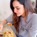 Ashu Reddy Instagram – Yummyyy pickles, yummy lunch 🤩❤️ thank you @spicy_picklesfeast ❤️❤️ Sravya garu❤️ for sending these homemade tasty pickles 🎁💯 #ashureddy #beingfoodie #pickles #love