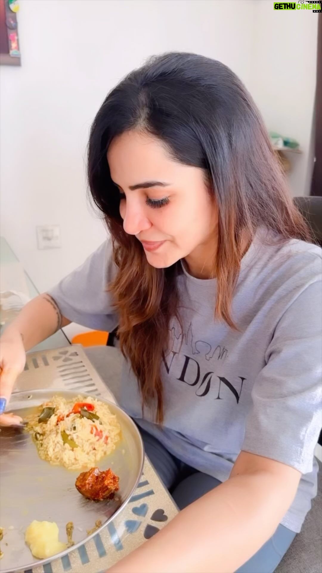 Ashu Reddy Instagram - Yummyyy pickles, yummy lunch 🤩❤️ thank you @spicy_picklesfeast ❤️❤️ Sravya garu❤️ for sending these homemade tasty pickles 🎁💯 #ashureddy #beingfoodie #pickles #love