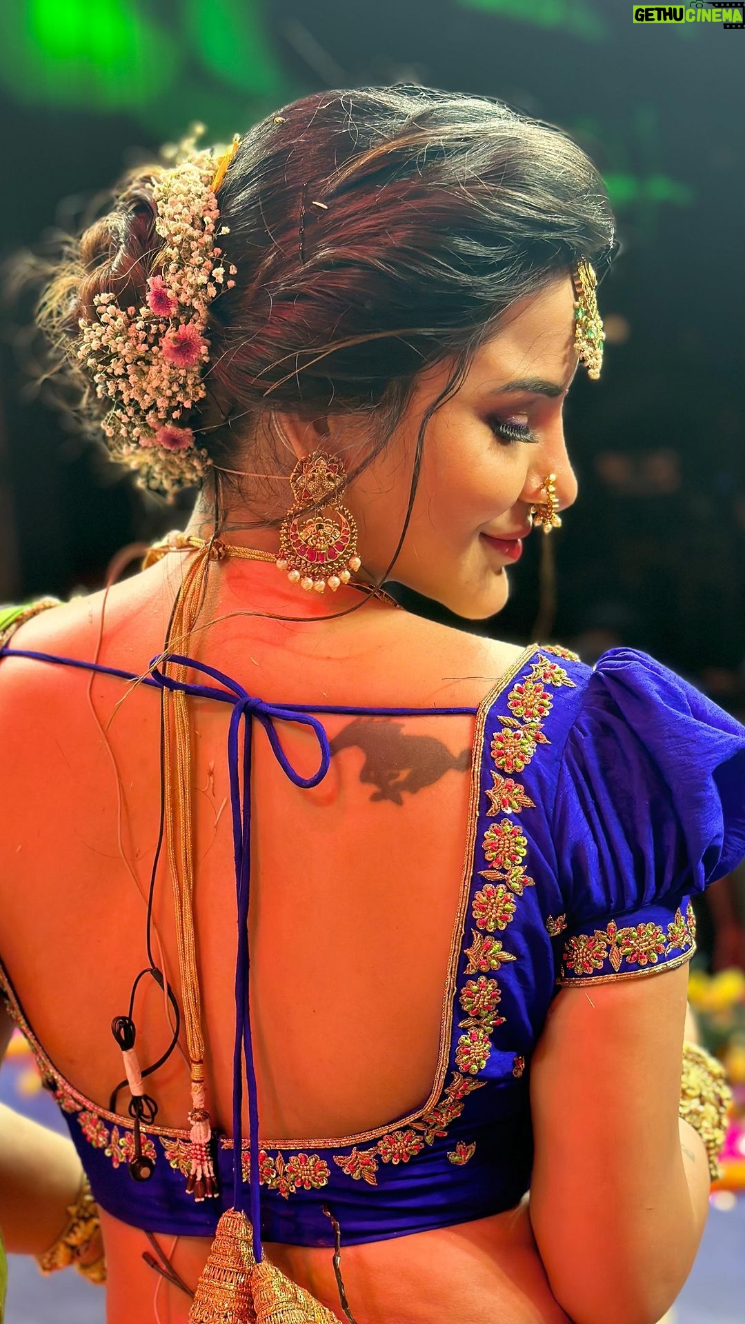 Ashu Reddy Instagram - Pyaari Si Chaand 🌙❤️ #ashureddy #VegaSrigoldanddiamonds #VarahiArtStudio #ETV #BathukammaEvent #Hosting #Workmode Jewelery- @vegasri_goldanddiamonds ☀️ Outfit - @varahi_artstudio 💛 Hairstyle- @hairstylistravi 💯