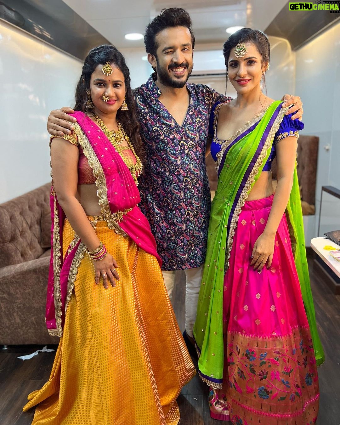 Ashu Reddy Instagram - Iddari mardhalla muddhula bava 🔥 #ashureddy #anchorravi #ariyanaglory #ETV #BathukammaEvent #friendsatwork @gnapikaentertainments My Outfit- @varahi_artstudio ❤️