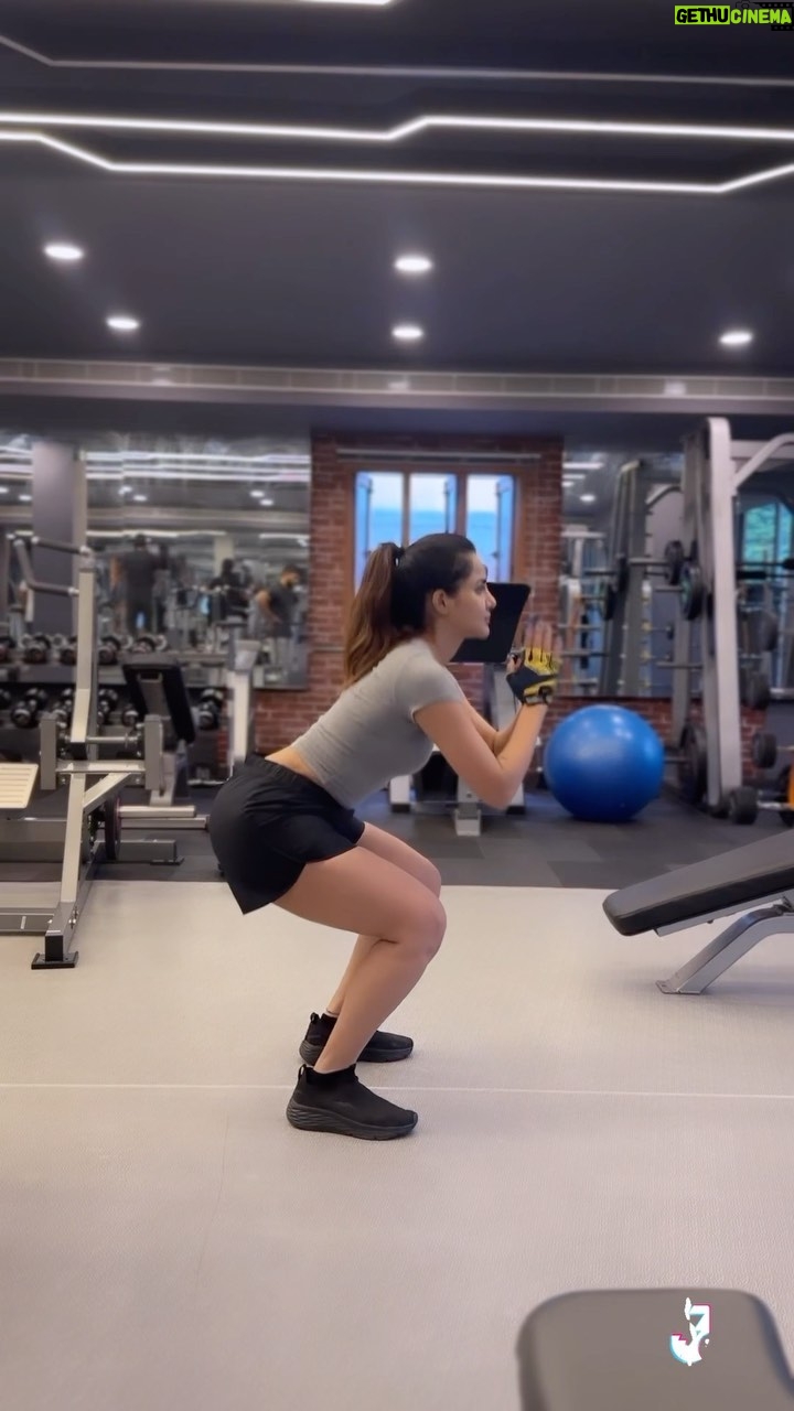 Ashu Reddy Instagram - Get better and fitter everyday, be consistent!💯🥳❤️ #ashureddy #workouteveryday #workoutmotivation #weekendvibes @venkat.madamala 🙏🔥 @officialjoshapp ☀️