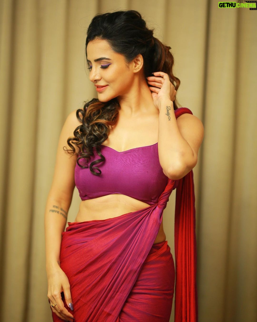 Ashu Reddy Instagram - I'm my own happiness and I mean it..!!😍❤️ #ashureddy #sareefeels #photooftheday @naveen_photography_official 🥳 @aurobella_hairandmakeupstudio ❤️