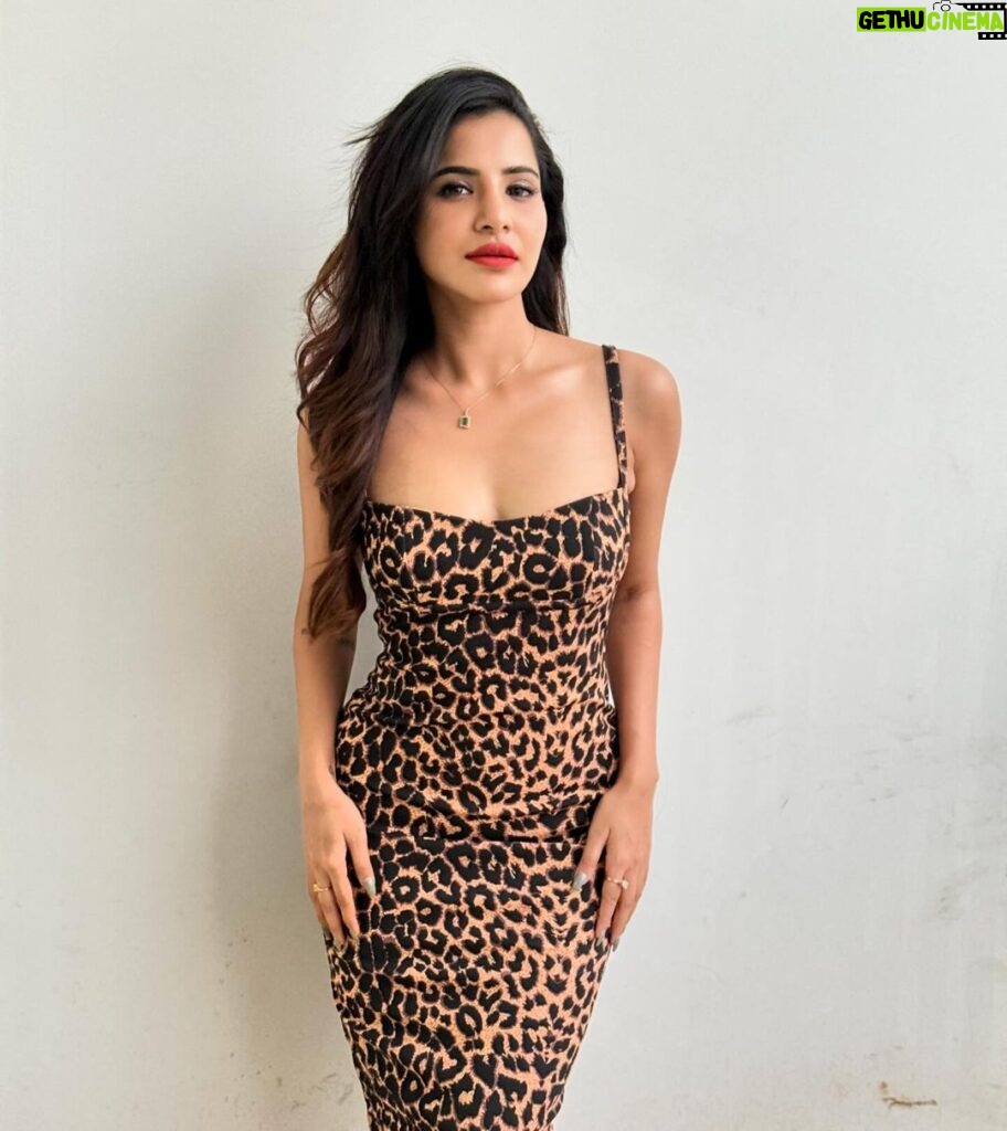 Ashu Reddy Instagram - I'm not Geetanjali but I can accommodate healthy babies😂 #ashureddy #animalFever #leopardprintdress #befashionableforever #biggerpelvislooks #justwatchedthemovie 😂🧡 Dress - @prettylittlething 💁🏻‍♀️😻