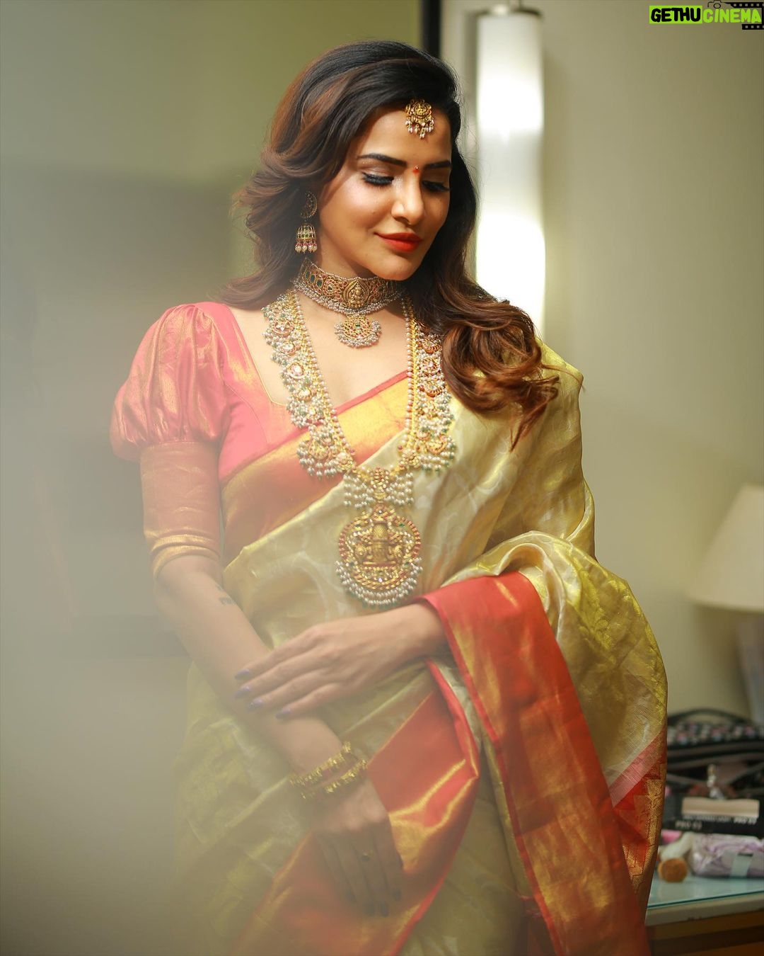 Ashu Reddy Instagram - Jewellery is an emotion carried to generations ššā¤ļø #ashureddy #bridaljewellery @vegasri_goldanddiamonds #weddingseason Saree- @neerusindia Photographer @naveen_photography_official Hair and Make up- @aurobella_hairandmakeupstudio ā¤ļøšÆ