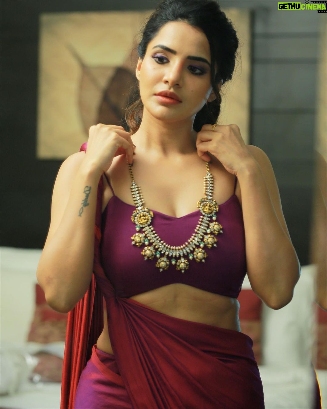 Ashu Reddy Instagram - Jewellery is every girl's favorite dream, especially when it's from @vegasri_goldanddiamonds 😍❤️ #ashureddy #vegasrigoldanddiamonds #sangeethlook #weddingwear #morepicscomingsoon Jewelry collaboration- @vegasri_goldanddiamonds 💯❤️ Photographer- @naveen_photography_official