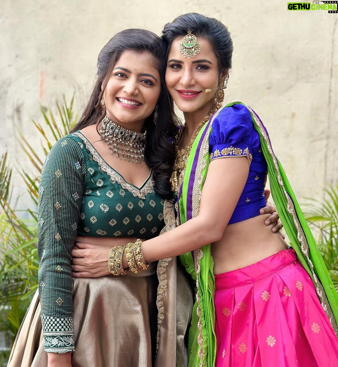 Ashu Reddy Instagram - Poola Panduga Batukamma❤️ Watch ETV tonight 7pm 🥳🔥 #ashureddy #eventtime #hosting #batukammafestival 😍 @varahi_artstudio @vegasri_goldanddiamonds @hairstylistravi @naveen_photography_official