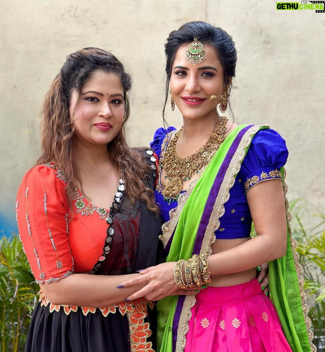 Ashu Reddy Instagram - Poola Panduga Batukamma❤️ Watch ETV tonight 7pm 🥳🔥 #ashureddy #eventtime #hosting #batukammafestival 😍 @varahi_artstudio @vegasri_goldanddiamonds @hairstylistravi @naveen_photography_official
