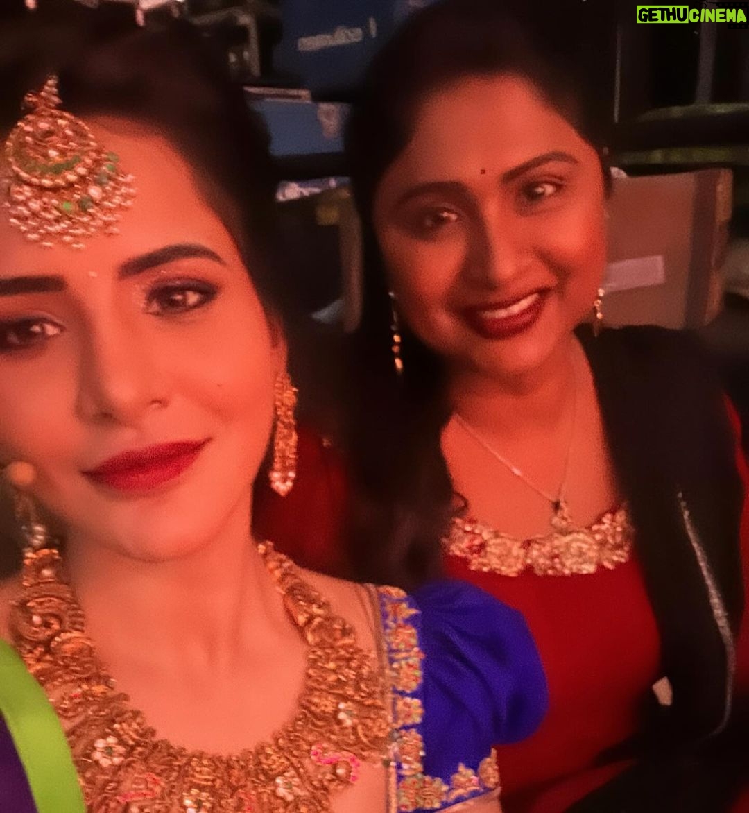 Ashu Reddy Instagram - Poola Panduga Batukamma❤️ Watch ETV tonight 7pm 🥳🔥 #ashureddy #eventtime #hosting #batukammafestival 😍 @varahi_artstudio @vegasri_goldanddiamonds @hairstylistravi @naveen_photography_official