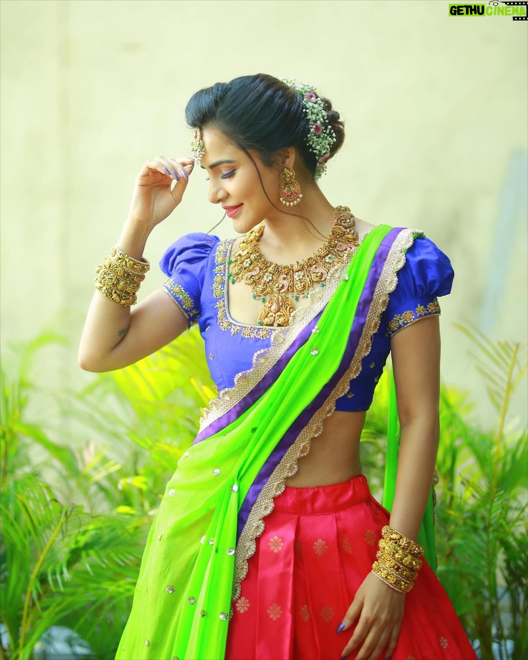 Ashu Reddy Instagram - For hosting, Poola Panduga Batukamma 😍❤️ Dont miss it this Sunday, October 15th, 7PM only on ETV!! @etvtelugu2708 @gnapikaentertainments Outfit - @varahi_artstudio Bridal Jewelery - @vegasri_goldanddiamonds Hair - @hairstylistravi Photographer - @naveen_photography_official