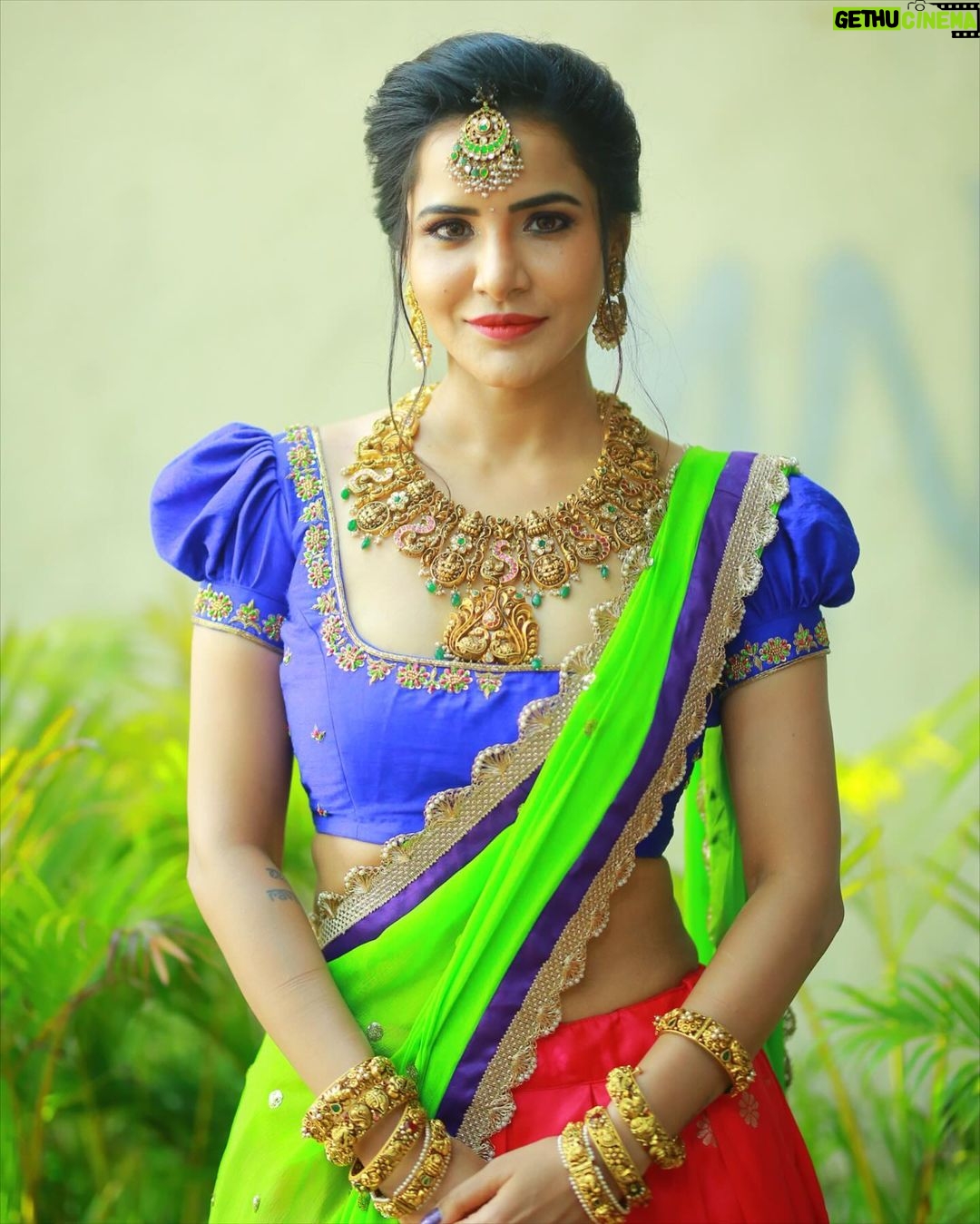 Ashu Reddy Instagram - For hosting, Poola Panduga Batukamma 😍❤️ Dont miss it this Sunday, October 15th, 7PM only on ETV!! @etvtelugu2708 @gnapikaentertainments Outfit - @varahi_artstudio Bridal Jewelery - @vegasri_goldanddiamonds Hair - @hairstylistravi Photographer - @naveen_photography_official
