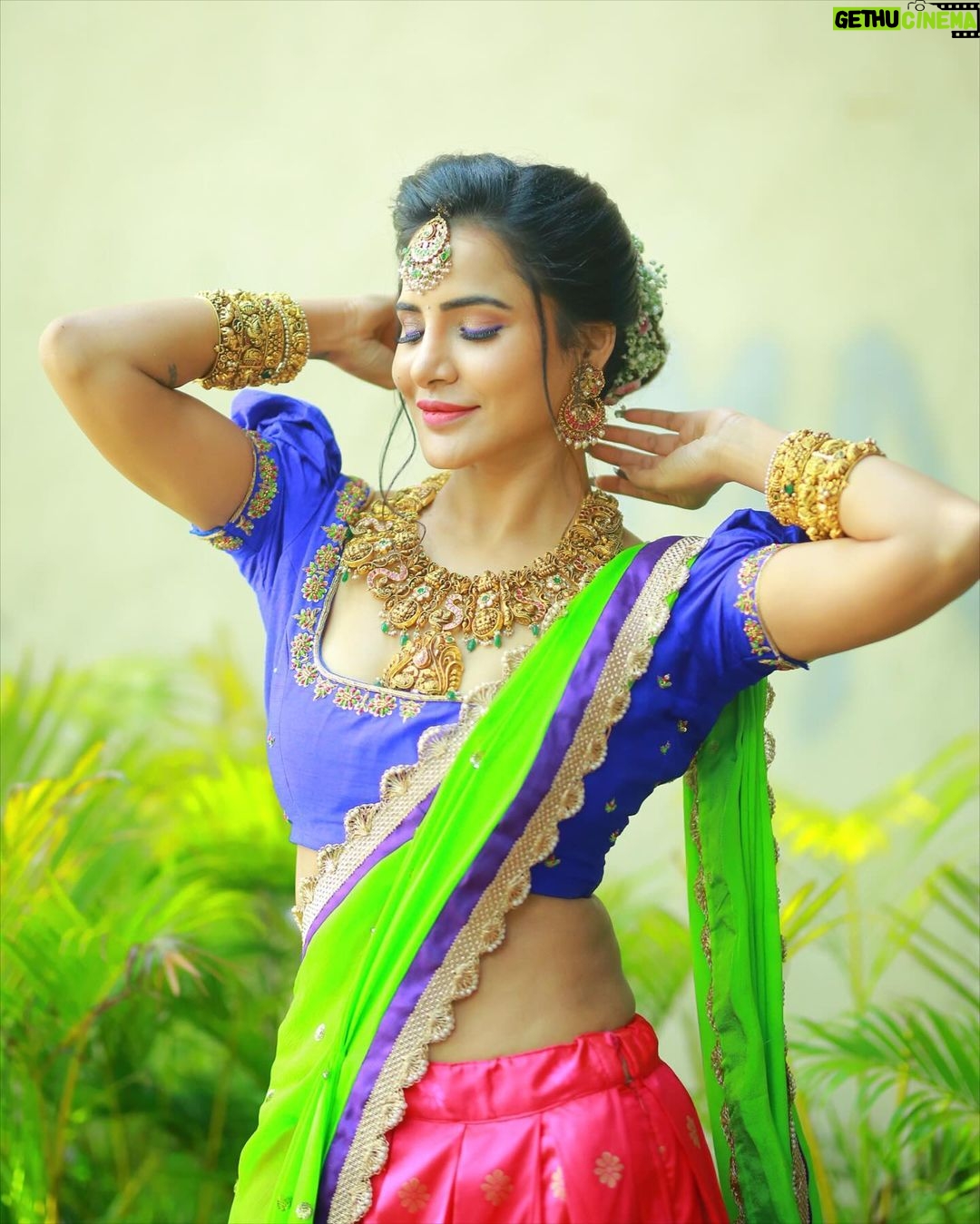 Ashu Reddy Instagram - For hosting, Poola Panduga Batukamma 😍❤️ Dont miss it this Sunday, October 15th, 7PM only on ETV!! @etvtelugu2708 @gnapikaentertainments Outfit - @varahi_artstudio Bridal Jewelery - @vegasri_goldanddiamonds Hair - @hairstylistravi Photographer - @naveen_photography_official