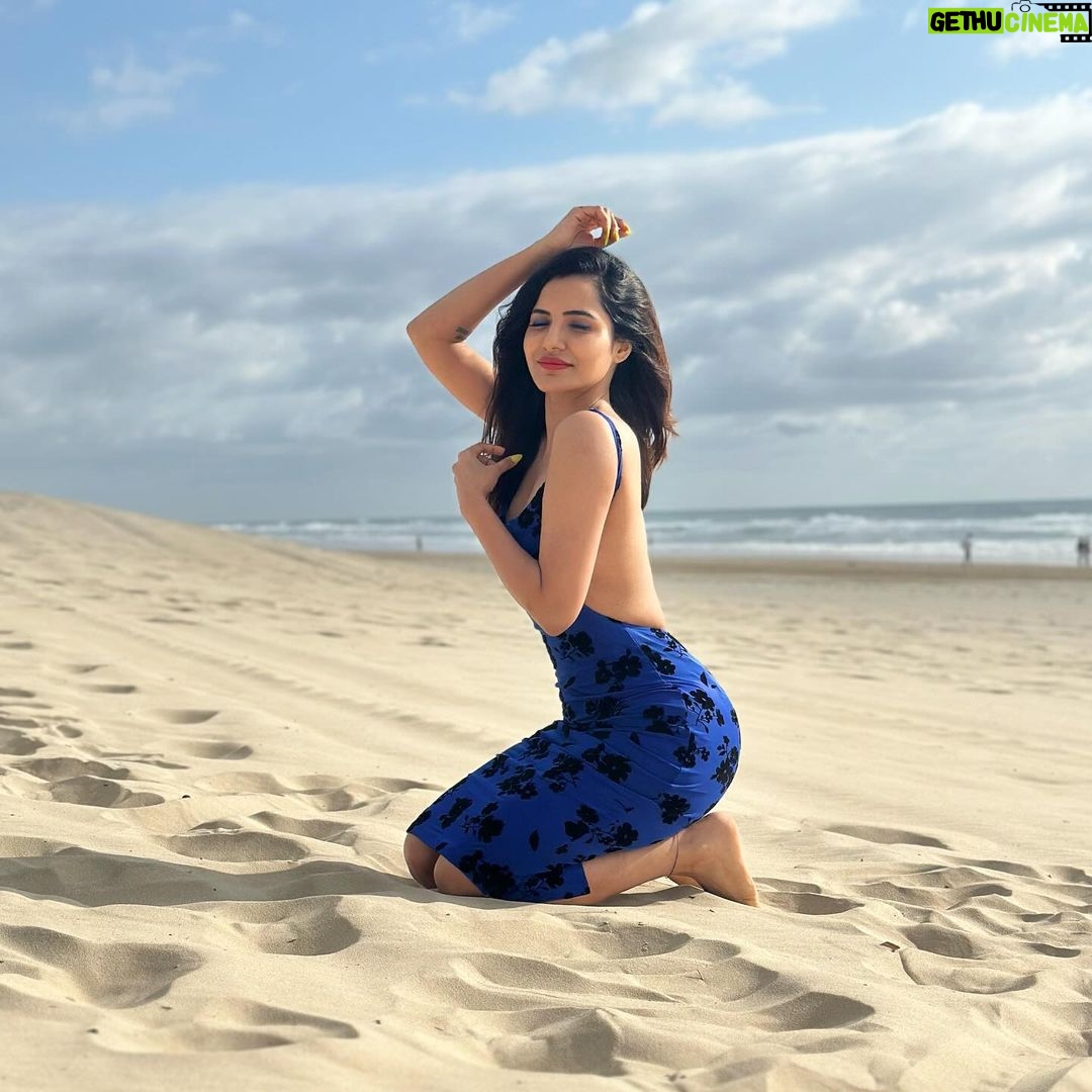 Ashu Reddy Instagram - Imma beach babe 🩵❤️ #ashureddy #beachvibes #bluesea #whitesands #australia #lovethisplace #nofilter Surfers Paradise, Queensland