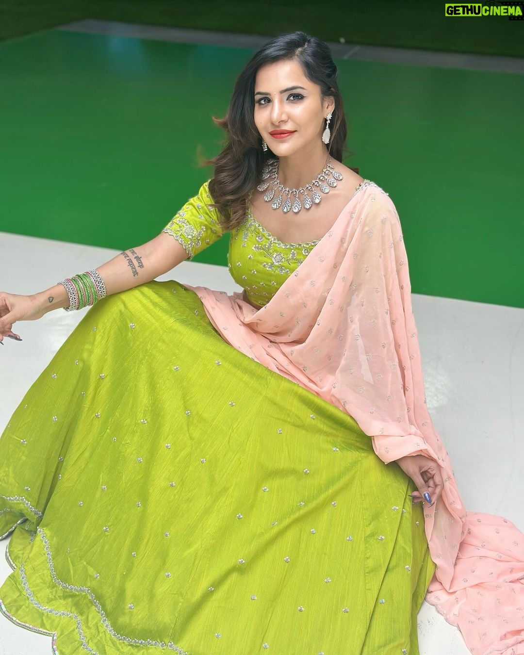 Ashu Reddy Instagram - Tonight in Melbourne, Australiaaaa!! π―β€οΈ #ashureddy #vinayakchaviticelebration #nimarjanam #blessed π @firoz_design_studio thank you so much for this bright outfit π Melbourne, Victoria, Australia
