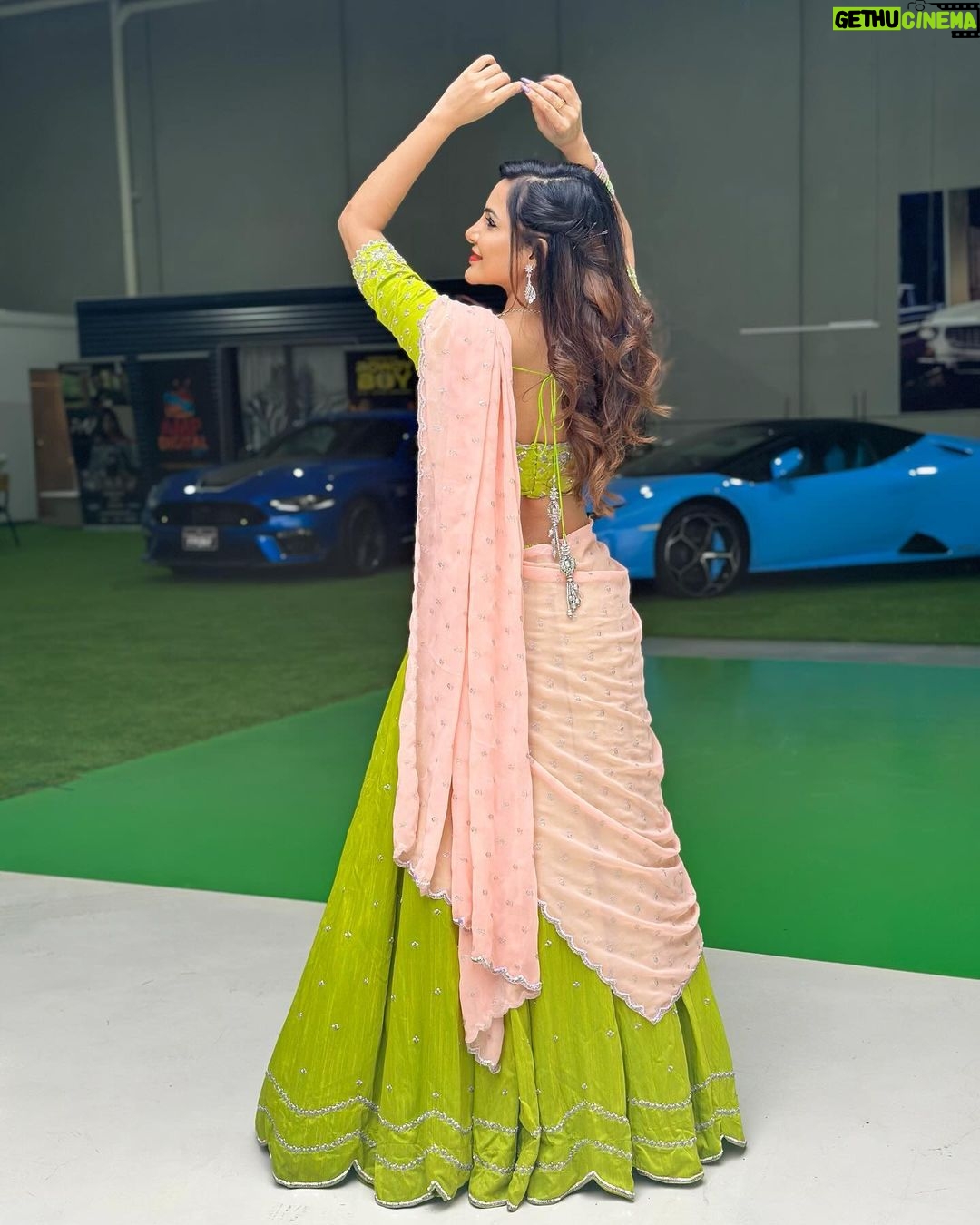Ashu Reddy Instagram - Tonight in Melbourne, Australiaaaa!! π―β€οΈ #ashureddy #vinayakchaviticelebration #nimarjanam #blessed π @firoz_design_studio thank you so much for this bright outfit π Melbourne, Victoria, Australia