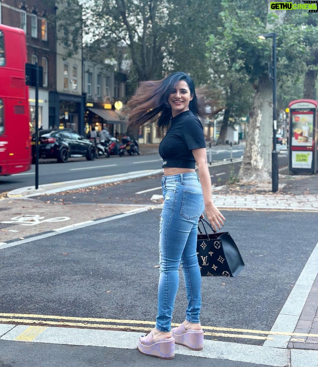 Ashu Reddy Instagram - Being Londoner for a week! #ashureddy #fashioncity #london #england #shorttrip #travelholic #winterishere 💛❤️ London, United Kingdom