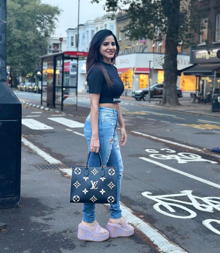 Ashu Reddy Instagram - Being Londoner for a week! #ashureddy #fashioncity #london #england #shorttrip #travelholic #winterishere 💛❤️ London, United Kingdom