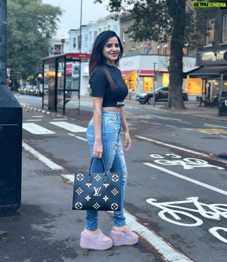 Ashu Reddy Instagram - Being Londoner for a week! #ashureddy #fashioncity #london #england #shorttrip #travelholic #winterishere 💛❤️ London, United Kingdom