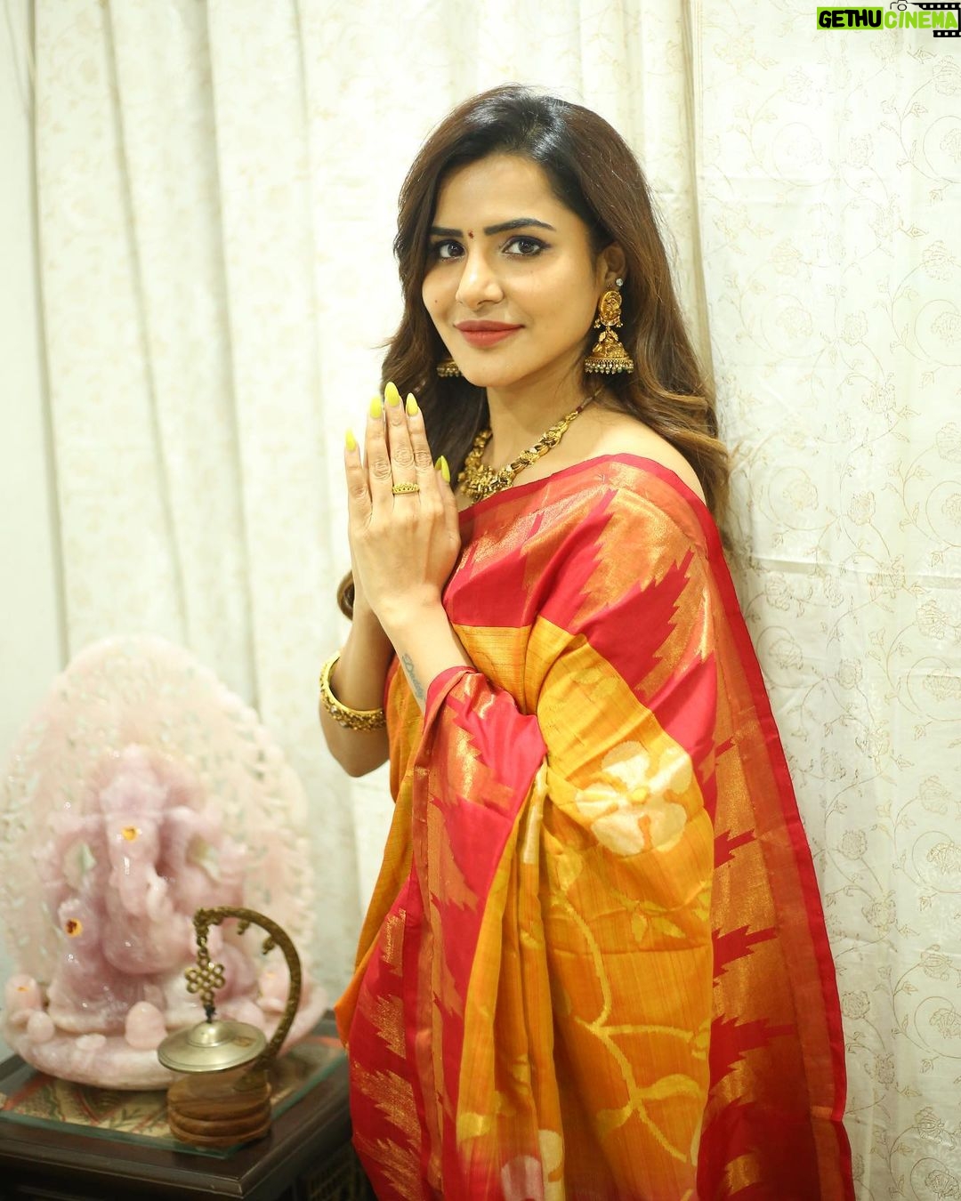 Ashu Reddy Instagram - No matter how beautiful it is, Do not forget not to see the moon today! Vinayaka Chathurdi Subhakankshalu❤️🎉 #ashureddy #vinayakachavithi #blessings #auspiciousday #festivalvibes 🎉
