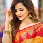 Ashu Reddy Instagram - No matter how beautiful it is, Do not forget not to see the moon today! Vinayaka Chathurdi Subhakankshalu❤️🎉 #ashureddy #vinayakachavithi #blessings #auspiciousday #festivalvibes 🎉