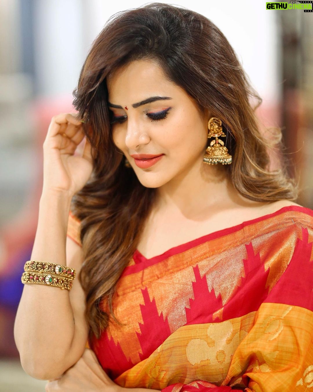Ashu Reddy Instagram - No matter how beautiful it is, Do not forget not to see the moon today! Vinayaka Chathurdi Subhakankshalu❤️🎉 #ashureddy #vinayakachavithi #blessings #auspiciousday #festivalvibes 🎉