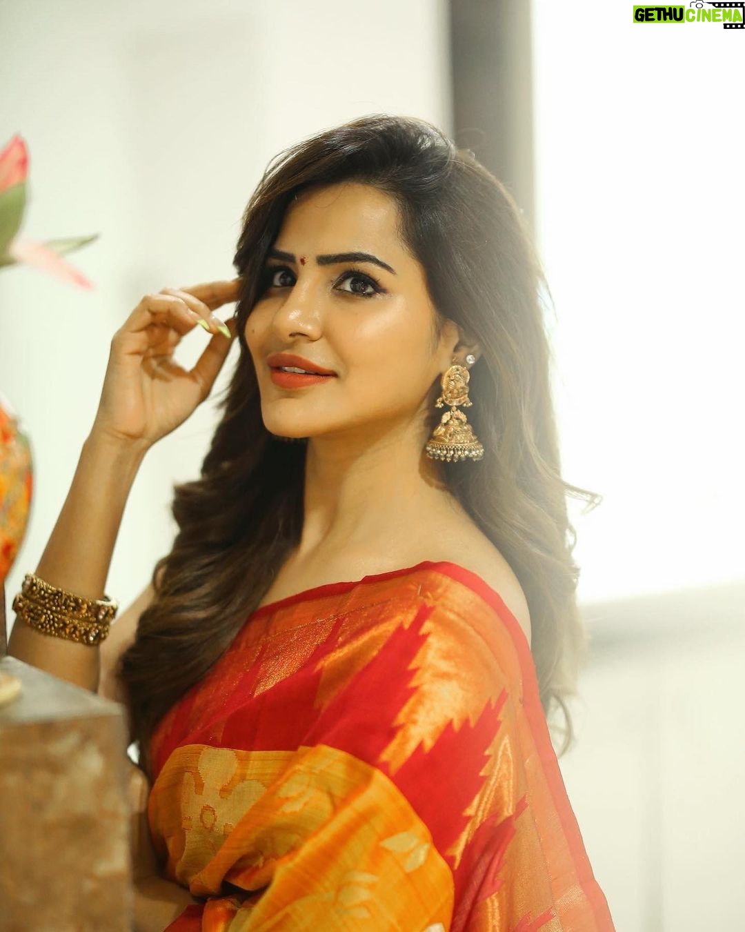 Ashu Reddy Instagram - No matter how beautiful it is, Do not forget not to see the moon today! Vinayaka Chathurdi Subhakankshalu❤️🎉 #ashureddy #vinayakachavithi #blessings #auspiciousday #festivalvibes 🎉
