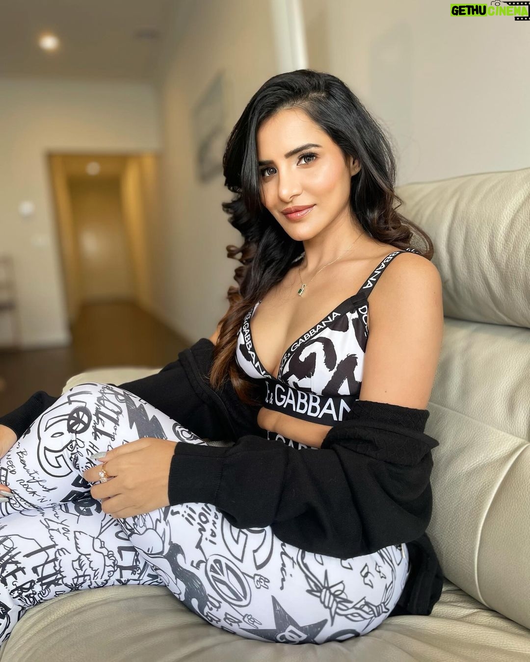 Ashu Reddy Instagram - Radiantly slaying 💙 #ashureddy #ootd #girlsnightout #favsong Special thank you to my current favorite Makeup and Hairstylist in Melbourne - @madhurimakeupandhair_artist ❤️🎉 you are amazing!!