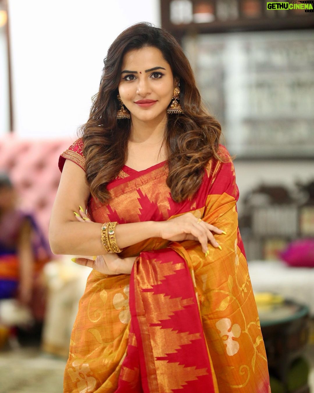Ashu Reddy Instagram - No matter how beautiful it is, Do not forget not to see the moon today! Vinayaka Chathurdi Subhakankshalu❤️🎉 #ashureddy #vinayakachavithi #blessings #auspiciousday #festivalvibes 🎉