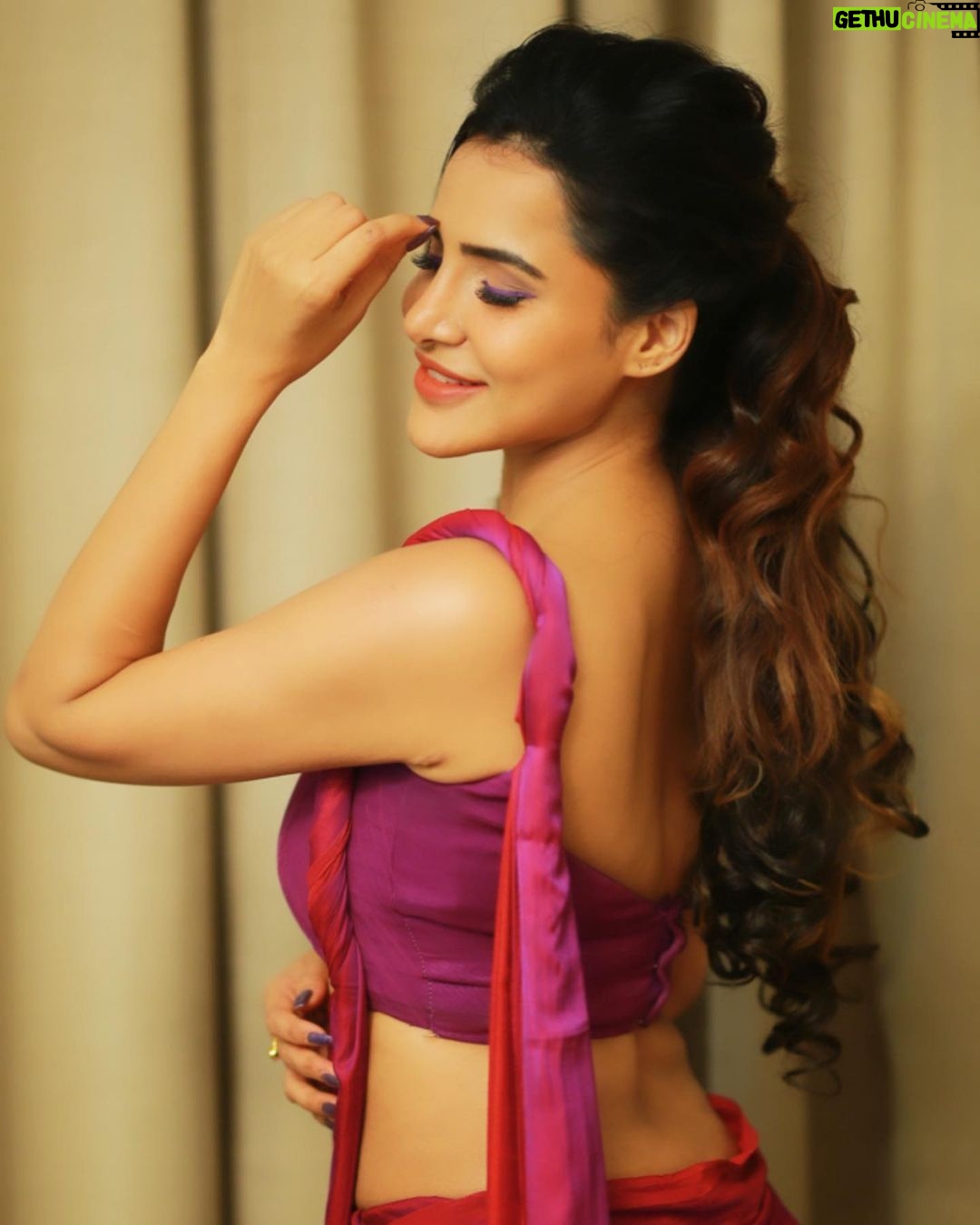 Ashu Reddy Instagram - I'm my own happiness and I mean it..!!😍❤️ #ashureddy #sareefeels #photooftheday @naveen_photography_official 🥳 @aurobella_hairandmakeupstudio ❤️
