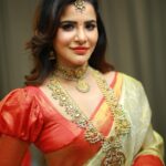 Ashu Reddy Instagram - Jewellery is an emotion carried to generations 😊😍❤️ #ashureddy #bridaljewellery @vegasri_goldanddiamonds #weddingseason Saree- @neerusindia Photographer @naveen_photography_official Hair and Make up- @aurobella_hairandmakeupstudio ❤️💯