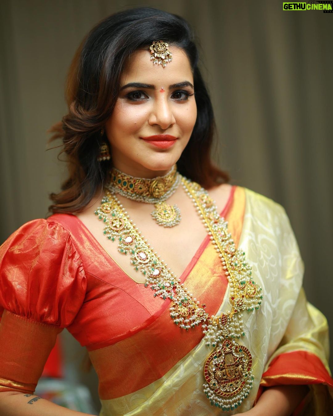 Ashu Reddy Instagram - Jewellery is an emotion carried to generations ššā¤ļø #ashureddy #bridaljewellery @vegasri_goldanddiamonds #weddingseason Saree- @neerusindia Photographer @naveen_photography_official Hair and Make up- @aurobella_hairandmakeupstudio ā¤ļøšÆ