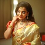 Ashu Reddy Instagram - Jewellery is an emotion carried to generations 😊😍❤️ #ashureddy #bridaljewellery @vegasri_goldanddiamonds #weddingseason Saree- @neerusindia Photographer @naveen_photography_official Hair and Make up- @aurobella_hairandmakeupstudio ❤️💯