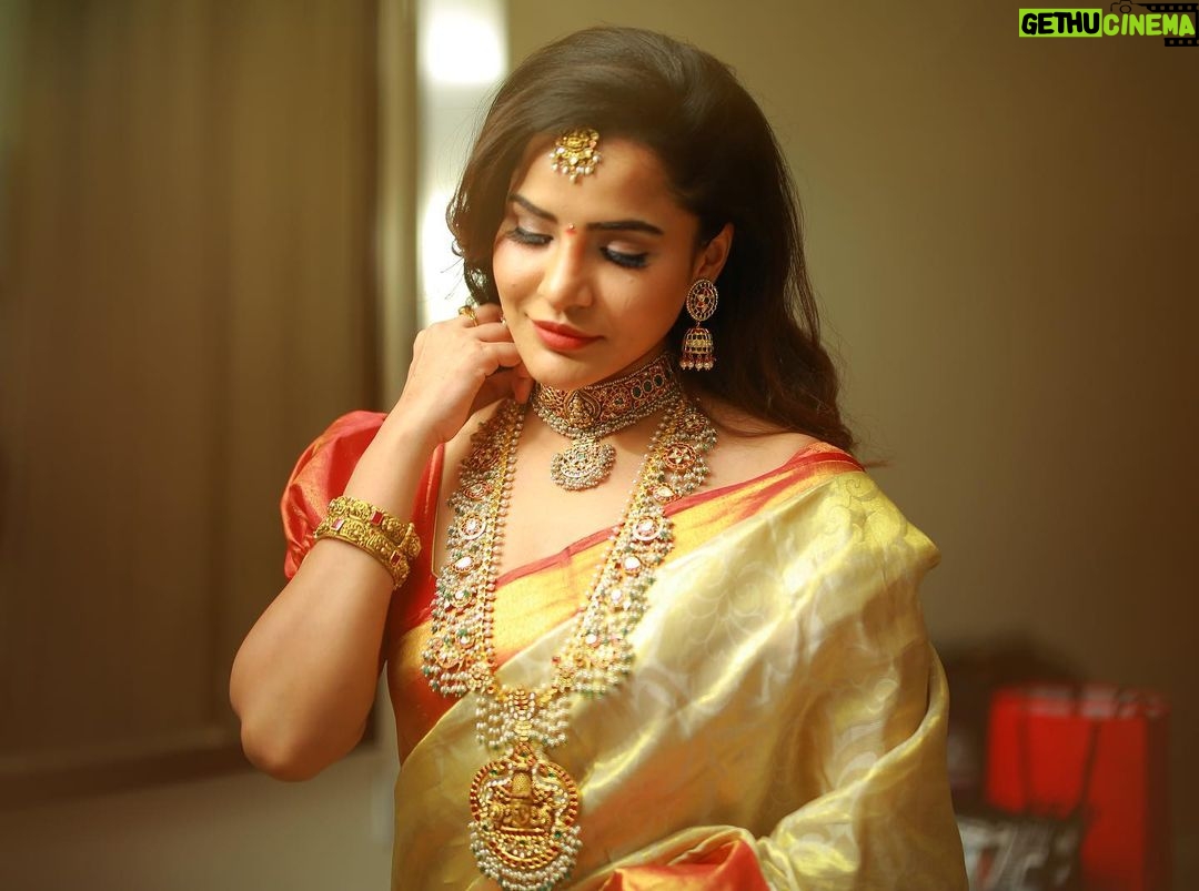 Ashu Reddy Instagram - Jewellery is an emotion carried to generations ššā¤ļø #ashureddy #bridaljewellery @vegasri_goldanddiamonds #weddingseason Saree- @neerusindia Photographer @naveen_photography_official Hair and Make up- @aurobella_hairandmakeupstudio ā¤ļøšÆ